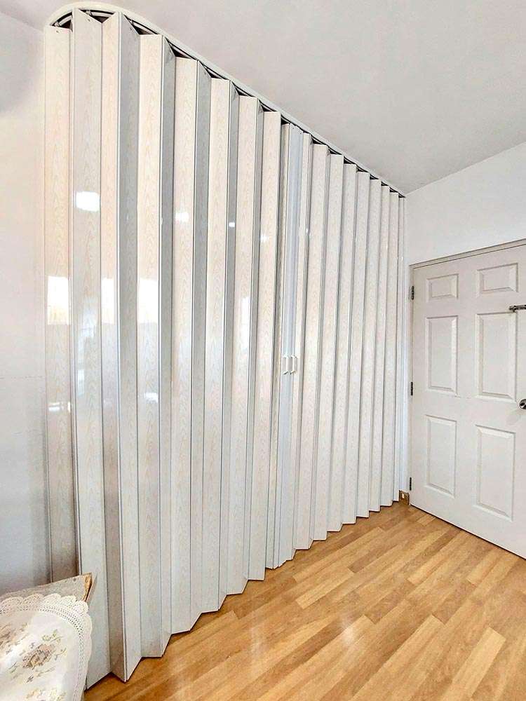 ฉากกั้นห้อง PVC รุ่นทึบ (PVC Folding Door)